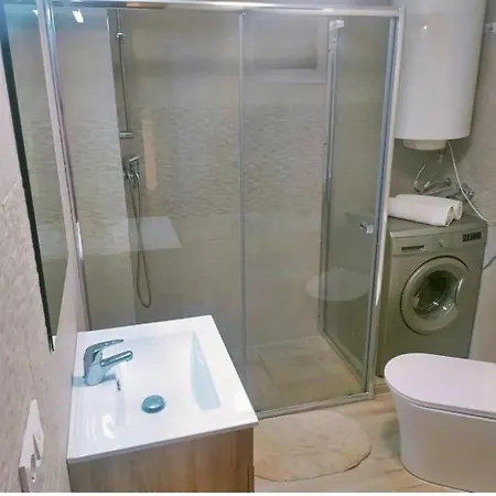Con Piscina En アパート